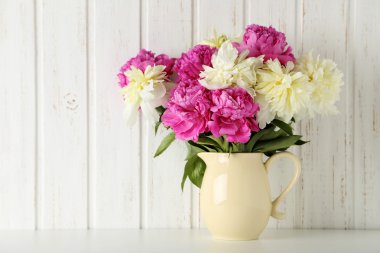 Pembe ve beyaz Şakayık çiçekleri buketi