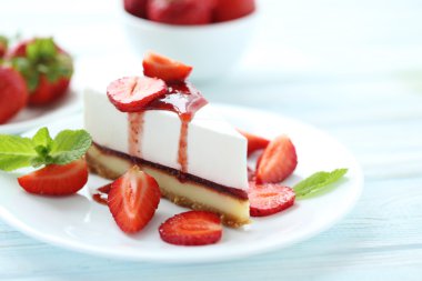 Plaka üzerinde çilekli cheesecake
