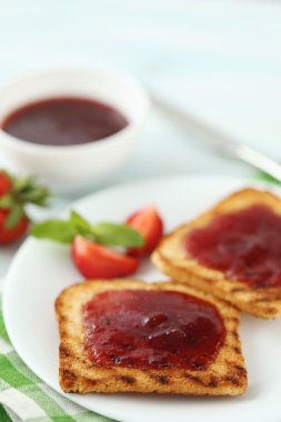 Reçel ve çilek ile Fransız tost