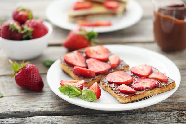 Toasts with chocolate and strawberries — Stock Photo, Image