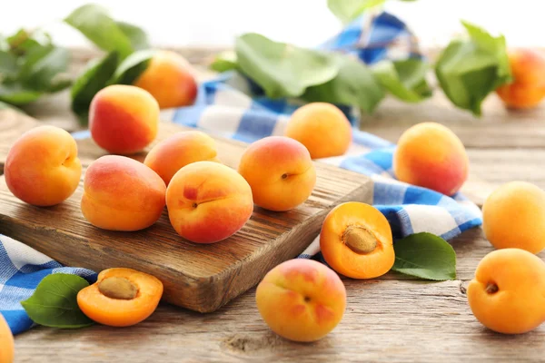 成熟的杏子水果在桌子上 — 图库照片