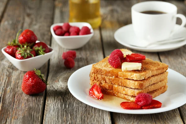 Toast with raspberries and strawberries — Stock Photo, Image