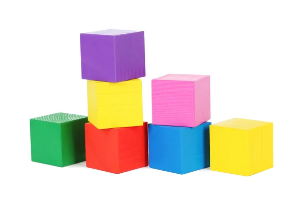 Kolorowe zabawki drewniane kostki na białym tle — Zdjęcie stockowe