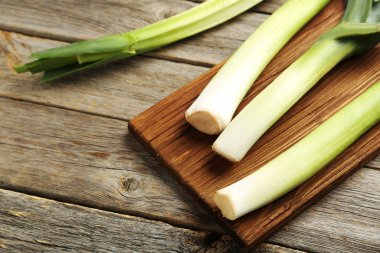 Ahşap masa üzerinde yeşil pırasa