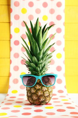 Bununla birlikte güneş gözlüklü olgun ananas