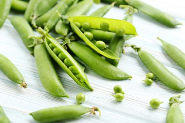 Tahta masadaki yeşil bezelyeler