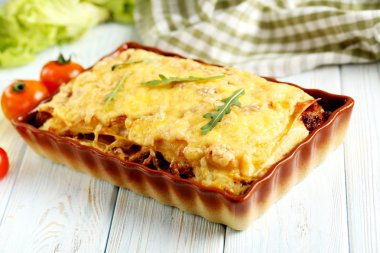 Kabın içinde İtalyan lazanya