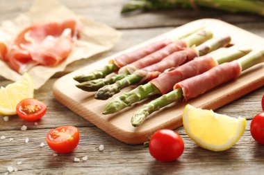 Yeşil kuşkonmaz Jamon içinde sarılmış