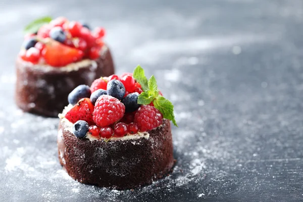 Süße Schokoladenkuchen mit Beeren — Stockfoto