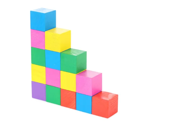 Cubes de jouets en bois colorés isolés — Photo