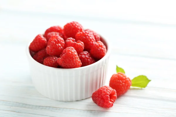 Red raspberries in bowl — Stock Photo, Image