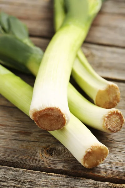 Grön purjolök på träbord — Stockfoto