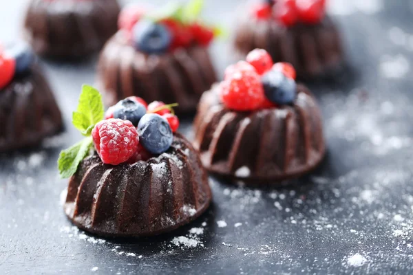 열매와 달콤한 초콜릿 케이크 — 스톡 사진