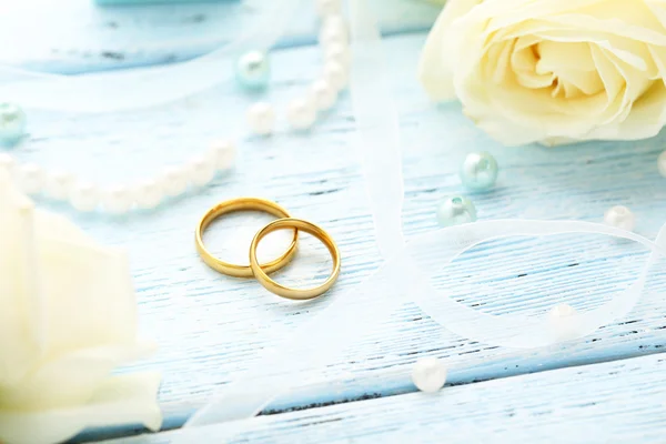 Golden wedding rings — Stock Photo, Image