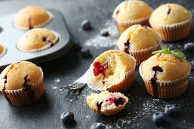 Tablo üzerinde yaban mersini ile kekler