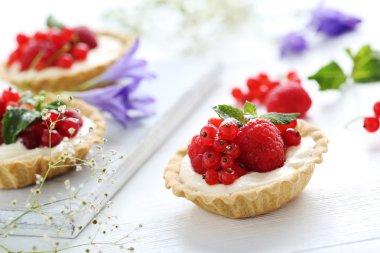 Tatlı tartlets çilek ile 