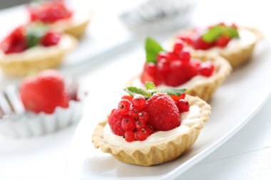 Tatlı tartlets çilek ile 