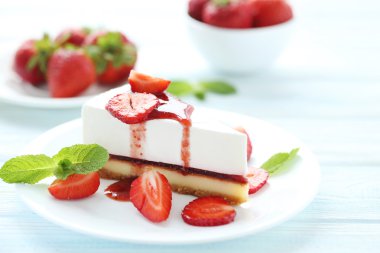 Plaka üzerinde çilekli cheesecake 