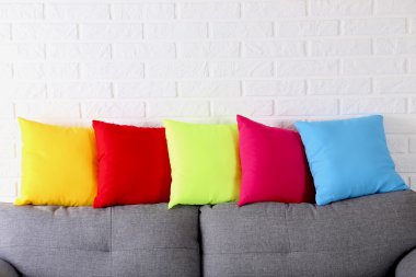 Kanepe üzerinde renkli yastıklar 