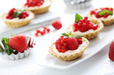 Tatlı tartlets çilek ile 