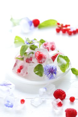 Buz küpleri çilek ile