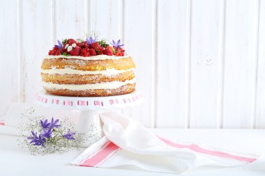 Bisküvi kek çilek ile 