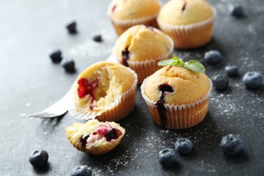 Yaban mersini ile kekler yakın çekim