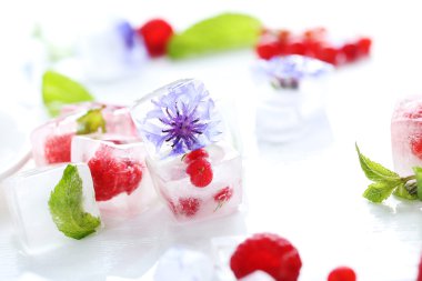 Buz küpleri çilek ile