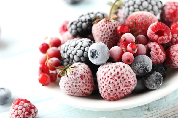 Gefrorene Beeren in Schüssel — Stockfoto