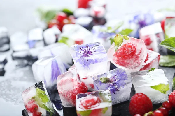 Кубики льда с ягодами — стоковое фото