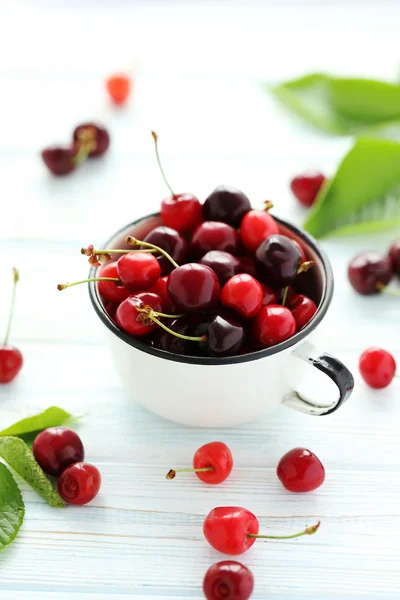 Cerises mûres dans une tasse — Photo