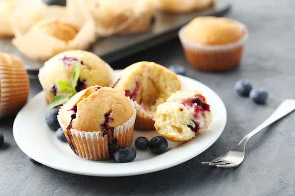 Muffin dengan blueberry di piring — Stok Foto
