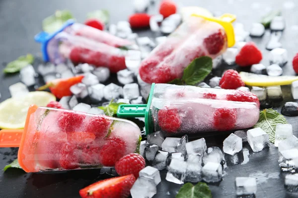 Таяние фруктового мороженого с ягодами — стоковое фото