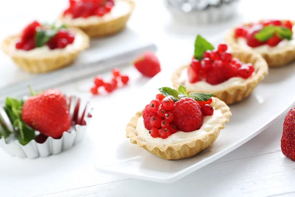 Dessert tartlets with berries — Stock Photo, Image