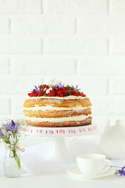 Bolo de biscoito com bagas — Fotografia de Stock