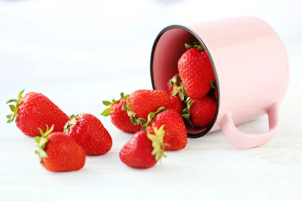 Fresh strawberries in cup — Stock Photo, Image