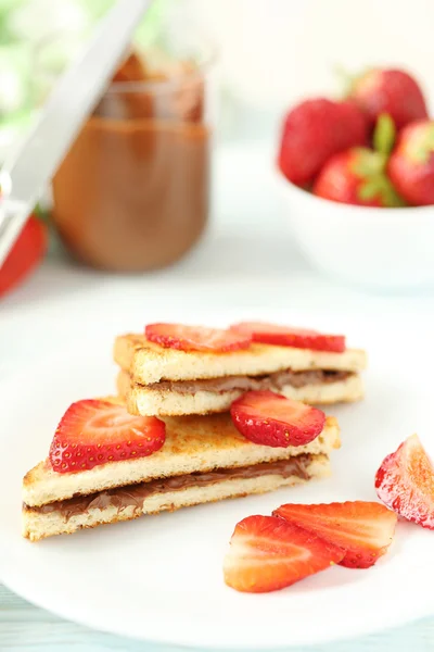 Toasts mit Schokolade und Erdbeeren — Stockfoto