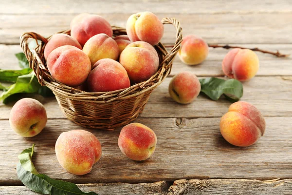 Frutos de pêssego na cesta — Fotografia de Stock