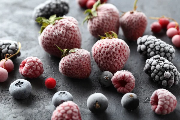 Замороженные ягоды на столе — стоковое фото