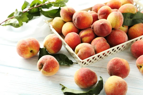 Frutos de pêssego na bandeja — Fotografia de Stock