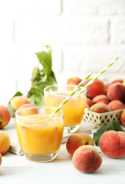 Verres de jus de pêche — Photo