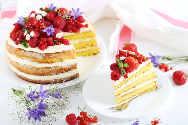 Bolo de biscoito com bagas — Fotografia de Stock