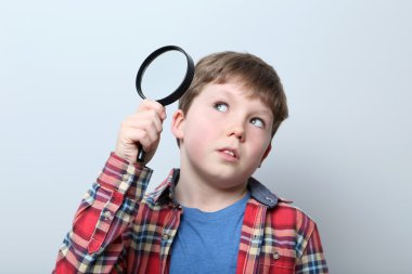 Büyüteç ile çocuk 