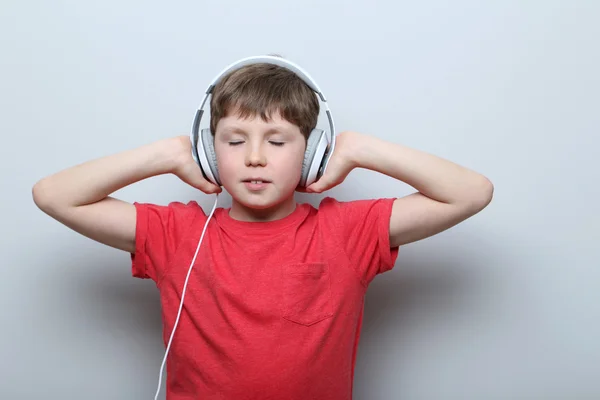 Portrett av gutt med hodetelefoner – stockfoto