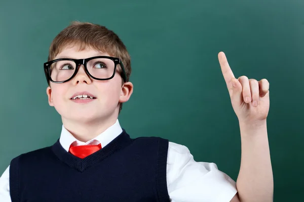 Jongen die permanent in de buurt van het bord — Stockfoto