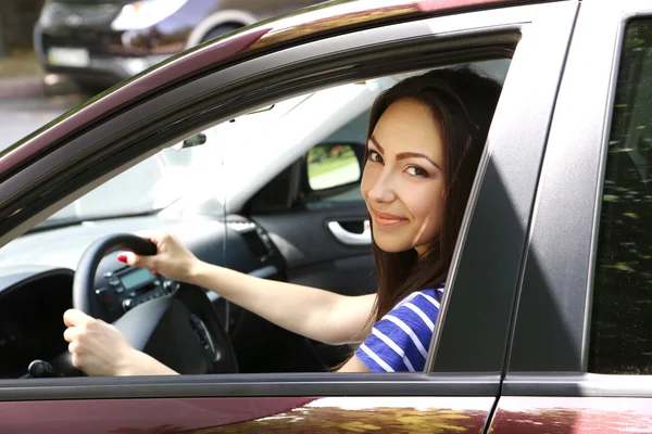 Flicka sittande i bilen — Stockfoto