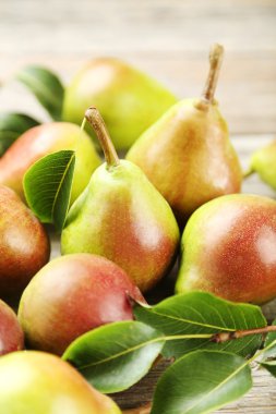 peras maduras frescas sobre fondo verde