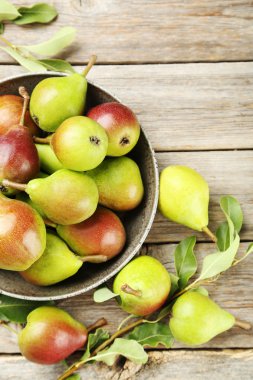 peras maduras frescas sobre fondo verde