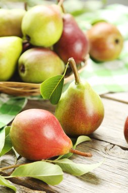 peras maduras frescas sobre fondo verde