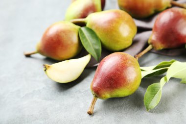 peras maduras frescas sobre fondo verde